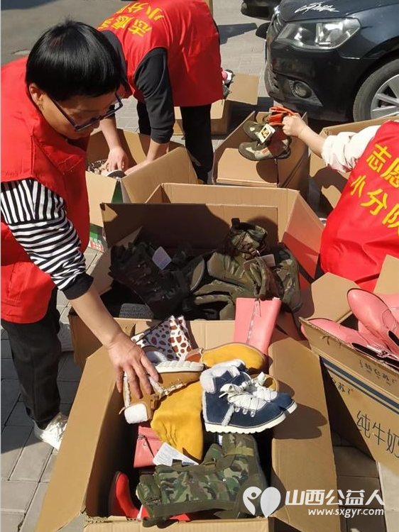 情系困境儿童爱心温暖捐助 太原市志愿者小分队募集到的各种鞋子打包发给贫困学生 - 第26张