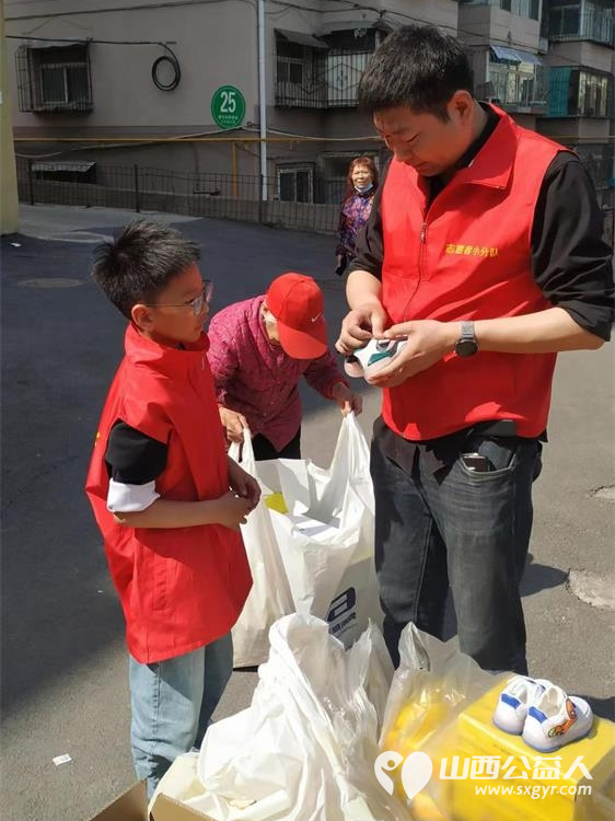 情系困境儿童爱心温暖捐助 太原市志愿者小分队募集到的各种鞋子打包发给贫困学生 - 第29张