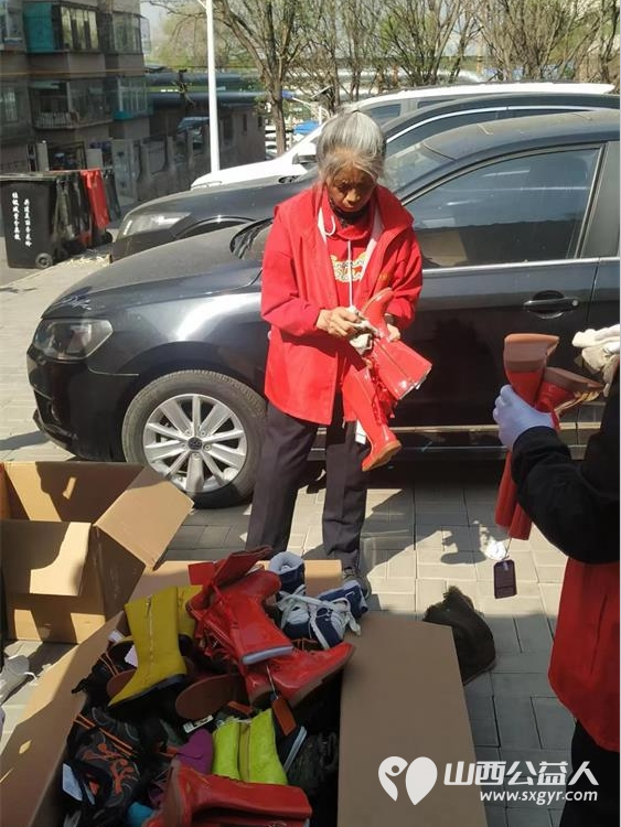 情系困境儿童爱心温暖捐助 太原市志愿者小分队募集到的各种鞋子打包发给贫困学生 - 第28张