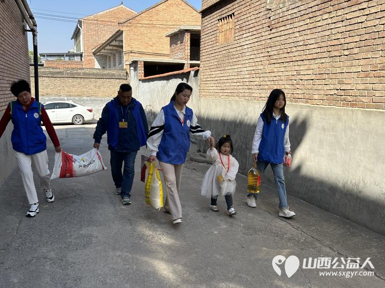 醉美四月芬芳依旧 长治小雨点公益志愿者协会来到了楊暴村看望孤寡老人和困境儿童家庭 - 第6张