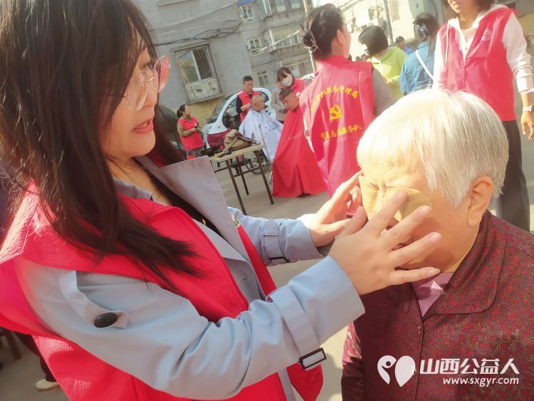志愿服务进社区健康活动暖人心——介休市敬老协会走进西南街道绵山南街社区服务老人 - 第8张 - 山西公益人 志愿服务进社区健康活动暖人心——介休市敬老协会走进西南街道绵山南街社区服务老人 - 第8张
