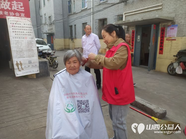 志愿服务进社区健康活动暖人心——介休市敬老协会走进西南街道绵山南街社区服务老人 - 第7张 - 山西公益人 志愿服务进社区健康活动暖人心——介休市敬老协会走进西南街道绵山南街社区服务老人 - 第7张