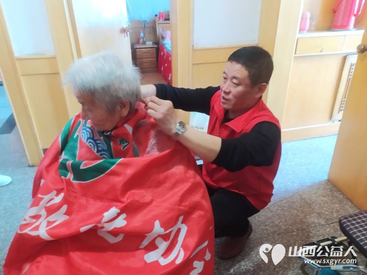 志愿服务进社区健康活动暖人心——介休市敬老协会走进西南街道绵山南街社区服务老人 - 第5张 - 山西公益人 志愿服务进社区健康活动暖人心——介休市敬老协会走进西南街道绵山南街社区服务老人 - 第5张