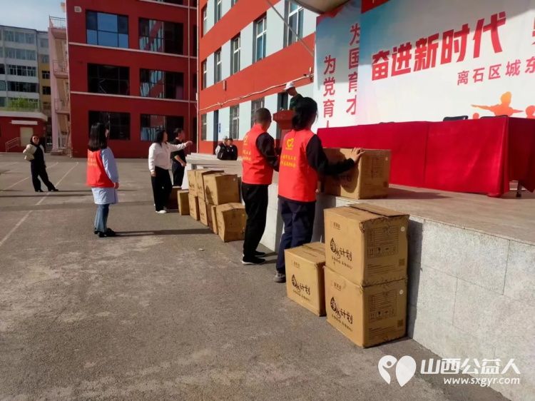 吕梁市离石区青年志愿者协会净水计划项目组走进城东小学发放960个水杯 - 第13张 - 山西公益人 吕梁市离石区青年志愿者协会净水计划项目组走进城东小学发放960个水杯 - 第13张