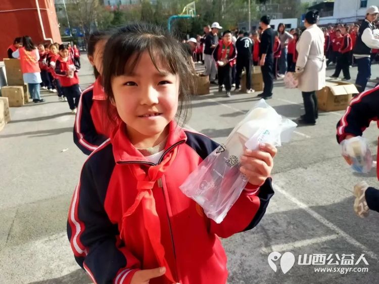 吕梁市离石区青年志愿者协会净水计划项目组走进城东小学发放960个水杯 - 第8张 - 山西公益人 吕梁市离石区青年志愿者协会净水计划项目组走进城东小学发放960个水杯 - 第8张