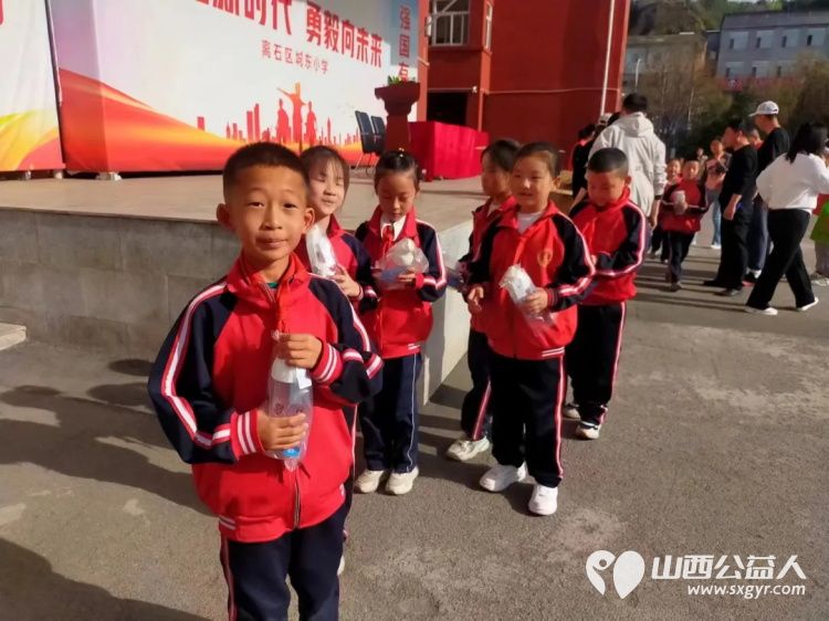 吕梁市离石区青年志愿者协会净水计划项目组走进城东小学发放960个水杯 - 第7张 - 山西公益人 吕梁市离石区青年志愿者协会净水计划项目组走进城东小学发放960个水杯 - 第7张