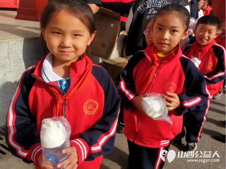 吕梁市离石区青年志愿者协会净水计划项目组走进城东小学发放960个水杯 - 第6张 - 山西公益人 吕梁市离石区青年志愿者协会净水计划项目组走进城东小学发放960个水杯 - 第6张