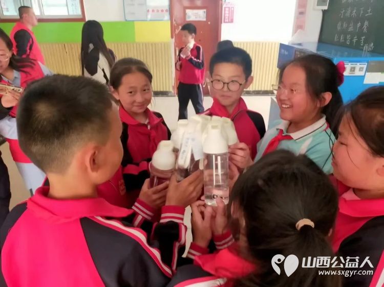 吕梁市离石区青年志愿者协会净水计划项目组走进城东小学发放960个水杯 - 第14张 - 山西公益人 吕梁市离石区青年志愿者协会净水计划项目组走进城东小学发放960个水杯 - 第14张