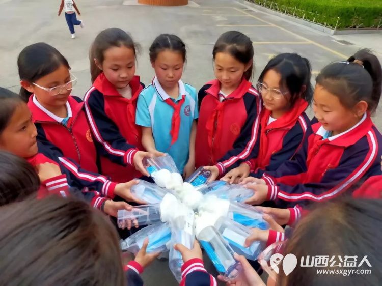 吕梁市离石区青年志愿者协会净水计划项目组走进城东小学发放960个水杯 - 第19张 - 山西公益人 吕梁市离石区青年志愿者协会净水计划项目组走进城东小学发放960个水杯 - 第19张