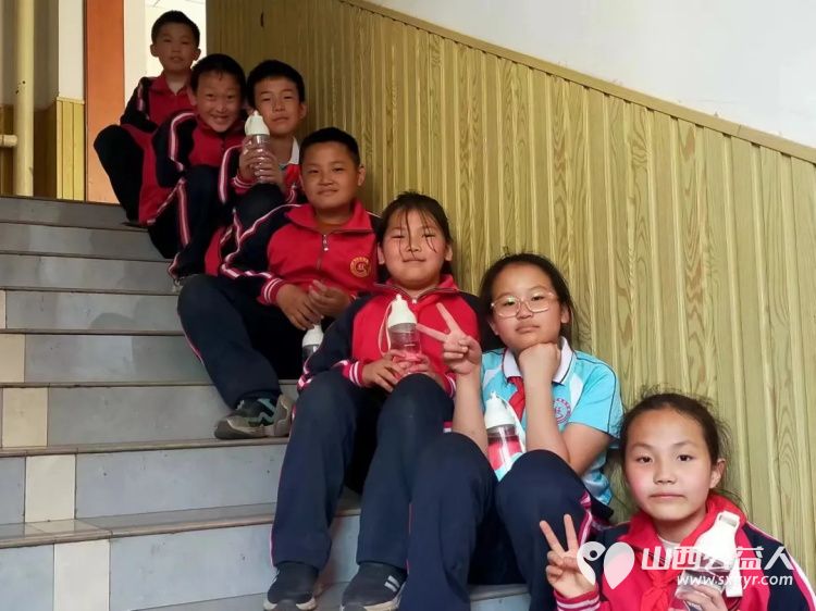 吕梁市离石区青年志愿者协会净水计划项目组走进城东小学发放960个水杯 - 第21张 - 山西公益人 吕梁市离石区青年志愿者协会净水计划项目组走进城东小学发放960个水杯 - 第21张