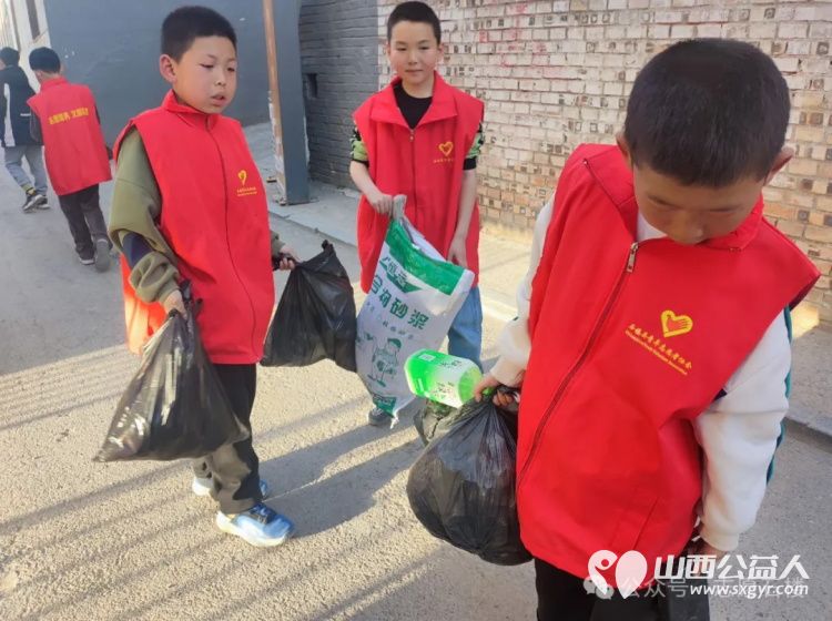 石楼县青年志愿者协会组织小志愿者举办“最美星期六”捡垃圾环保活动 - 第2张 - 山西公益人 石楼县青年志愿者协会组织小志愿者举办“最美星期六”捡垃圾环保活动 - 第2张