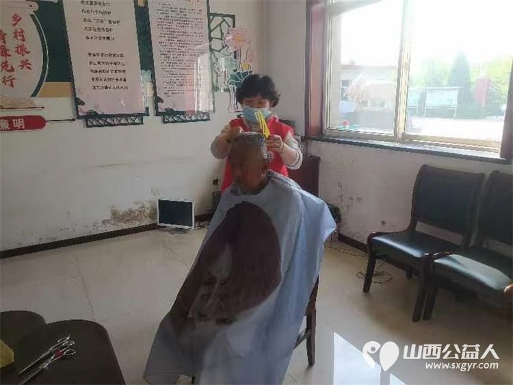 介休市敬老协会敬老爱老助老行动走进张兰镇穆家堡村为老人们送去社会的温暖与关怀 - 第4张 - 山西公益人 介休市敬老协会敬老爱老助老行动走进张兰镇穆家堡村为老人们送去社会的温暖与关怀 - 第4张