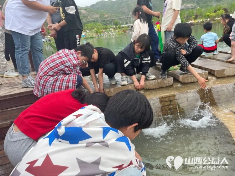 不负好时光与春共成长----盐湖区第一时间志愿者协会的志愿者带领困境儿童走进大自然 - 第2张