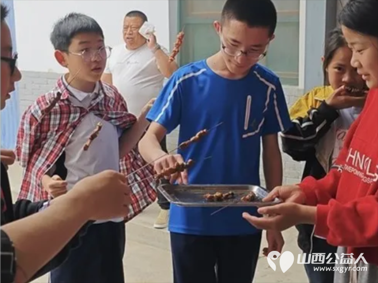 不负好时光与春共成长----盐湖区第一时间志愿者协会的志愿者带领困境儿童走进大自然 - 第6张