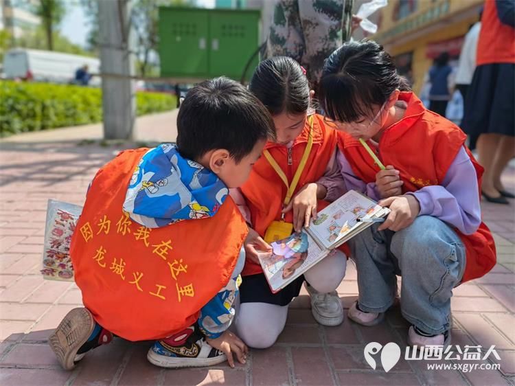 太原市龙城义工组织志愿者在乾泽园社区举办世界读书日活动 - 第9张