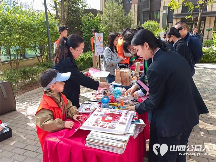 太原市巨轮街道新时代文明实践所联合龙城义工、太原市儿童友好促进会儿童公益专委会在中车社区开展了世界读书日经典诵读活动 - 第6张