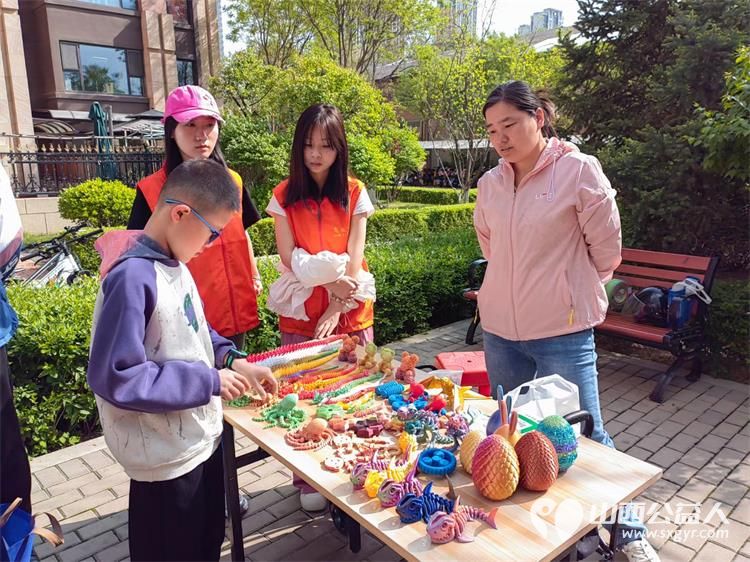 太原市巨轮街道新时代文明实践所联合龙城义工、太原市儿童友好促进会儿童公益专委会在中车社区开展了世界读书日经典诵读活动 - 第5张