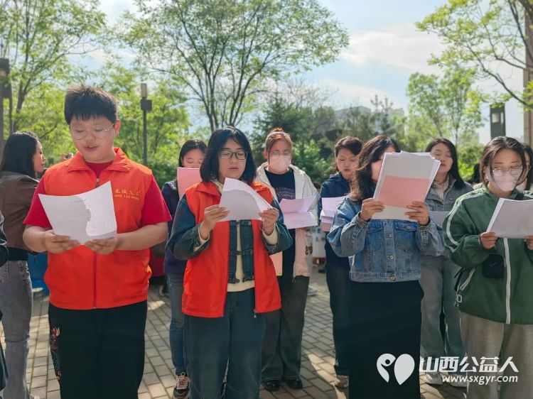 太原市巨轮街道新时代文明实践所联合龙城义工、太原市儿童友好促进会儿童公益专委会在中车社区开展了世界读书日经典诵读活动 - 第2张