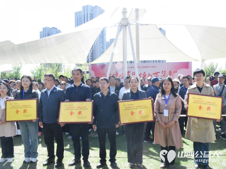 万柏林区万柏林街道合唱团在滨河公园参加“忆峥嵘岁月 颂盛世华章”群众性大合唱展演 - 第8张