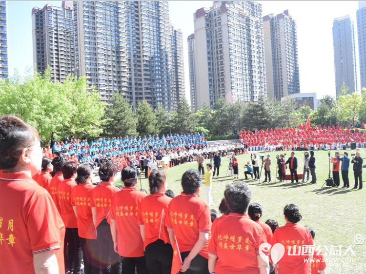 万柏林区万柏林街道合唱团在滨河公园参加“忆峥嵘岁月 颂盛世华章”群众性大合唱展演 - 第3张