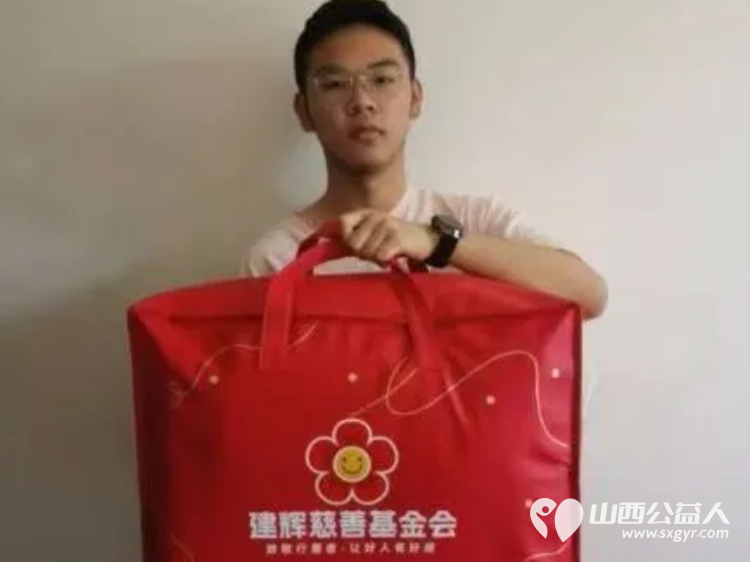 致敬行善者项目组深圳建辉慈善基金会联合吕梁市离石区青年志愿者协会作为山西省的协调机构为行善者们送达礼包 - 第8张