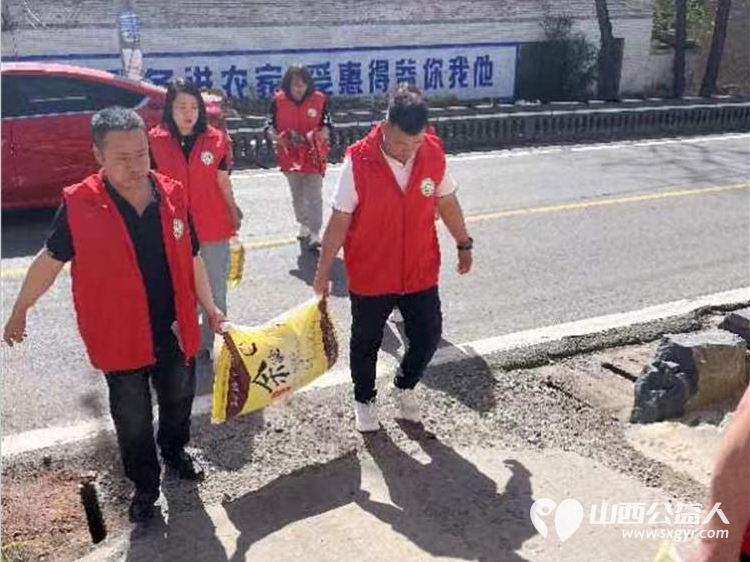 长治市上党区义工协会组织志愿者来看望张小兵一家捐赠生活用品 - 第5张