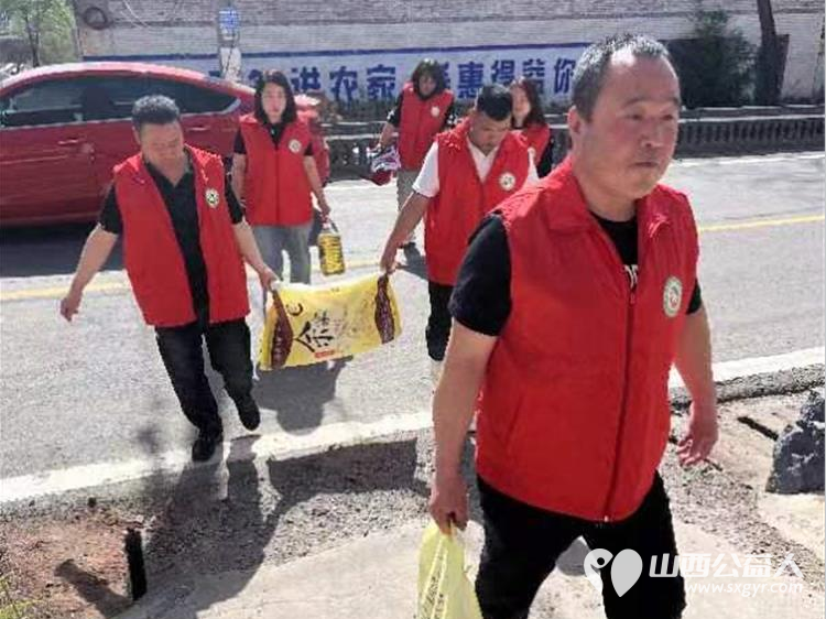 长治市上党区义工协会组织志愿者来看望张小兵一家捐赠生活用品 - 第3张