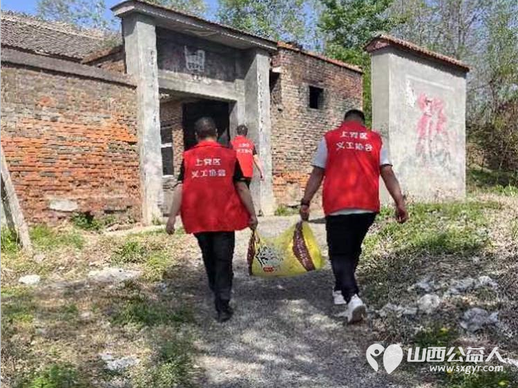 长治市上党区义工协会组织志愿者来看望张小兵一家捐赠生活用品 - 第6张