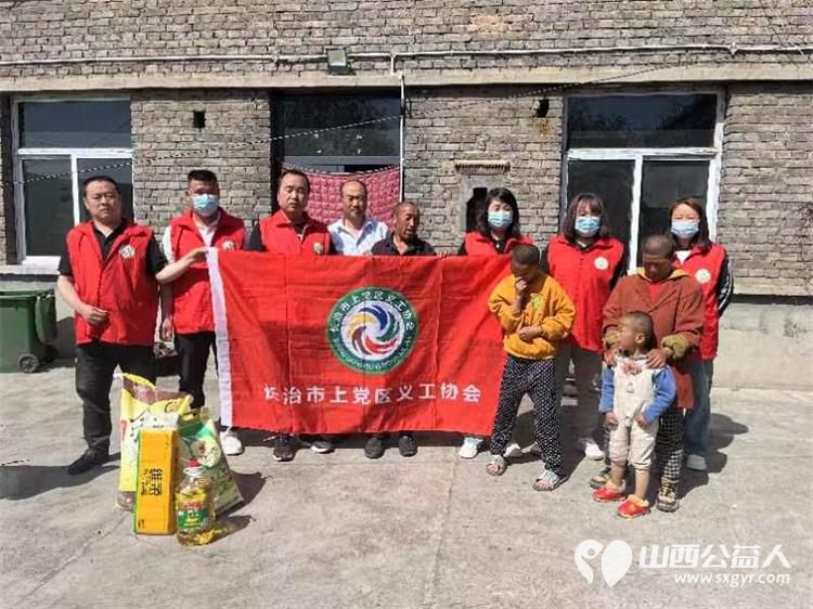 长治市上党区义工协会组织志愿者来看望张小兵一家捐赠生活用品 - 第1张