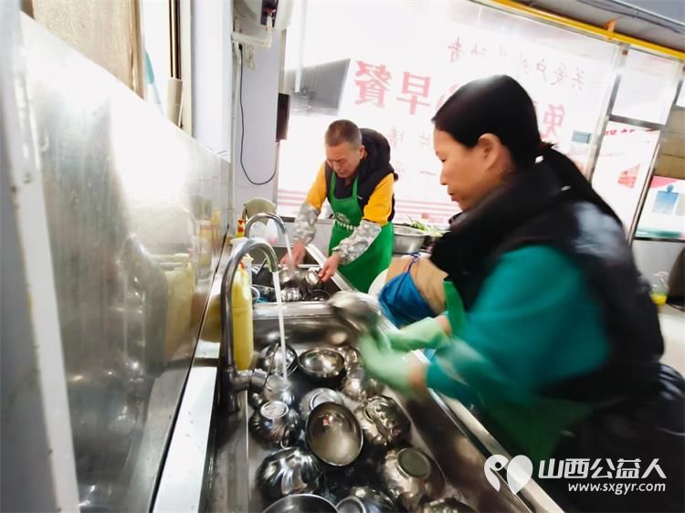 运城市盐湖区第一时间志愿者协会爱心早餐项目至2024年4月30日已运行2721天参与志愿者43156人次服务环卫工210148人次服务时长163148小时 - 第4张 - 山西公益人 运城市盐湖区第一时间志愿者协会爱心早餐项目至2024年4月30日已运行2721天参与志愿者43156人次服务环卫工210148人次服务时长163148小时 - 第4张