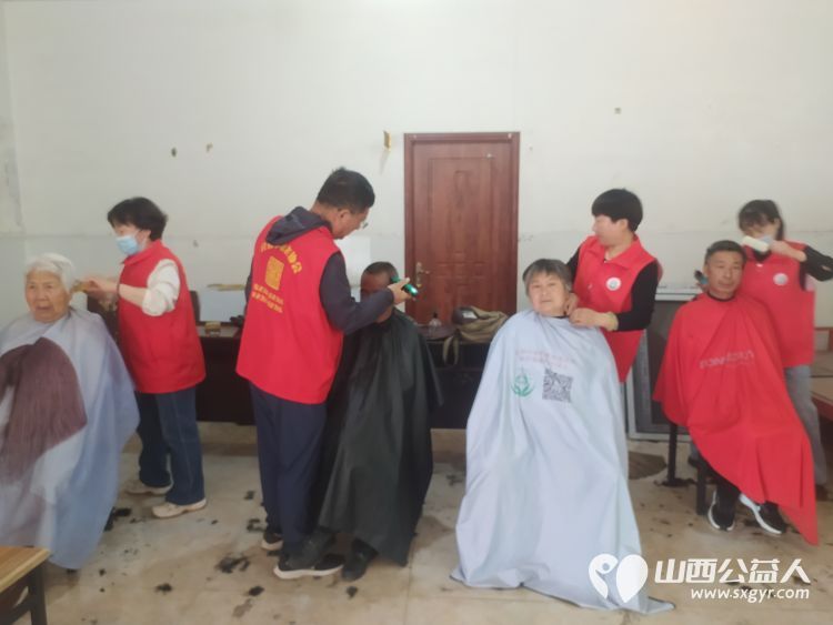 介休市敬老协会志愿者敬老爱老助老行动----张兰镇田堡村为老人爱心理发,义诊 - 第5张 - 山西公益人 介休市敬老协会志愿者敬老爱老助老行动----张兰镇田堡村为老人爱心理发,义诊 - 第5张