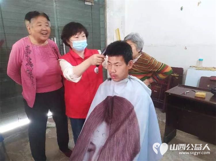 介休市敬老协会志愿者敬老爱老助老行动----张兰镇田堡村为老人爱心理发,义诊 - 第9张 - 山西公益人 介休市敬老协会志愿者敬老爱老助老行动----张兰镇田堡村为老人爱心理发,义诊 - 第9张