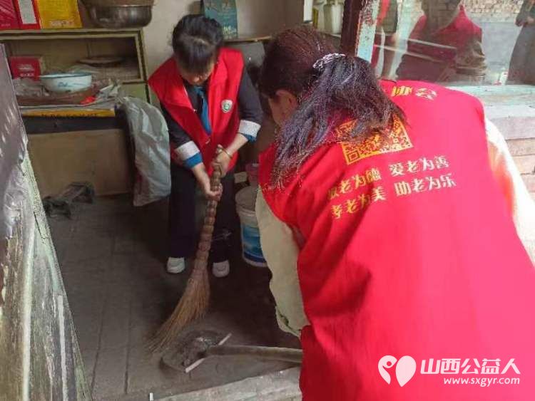 介休市敬老协会志愿者去张兰镇田堡村入户87岁特困老人米积盈家中为老人理发打扫室内外卫生 - 第12张 - 山西公益人 介休市敬老协会志愿者去张兰镇田堡村入户87岁特困老人米积盈家中为老人理发打扫室内外卫生 - 第12张