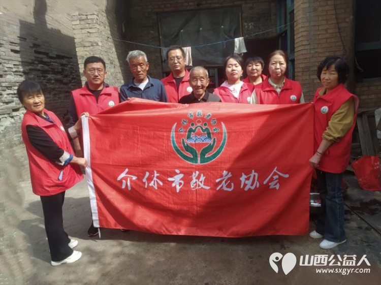 介休市敬老协会志愿者去张兰镇田堡村入户87岁特困老人米积盈家中为老人理发打扫室内外卫生 - 第1张 - 山西公益人 介休市敬老协会志愿者去张兰镇田堡村入户87岁特困老人米积盈家中为老人理发打扫室内外卫生 - 第1张