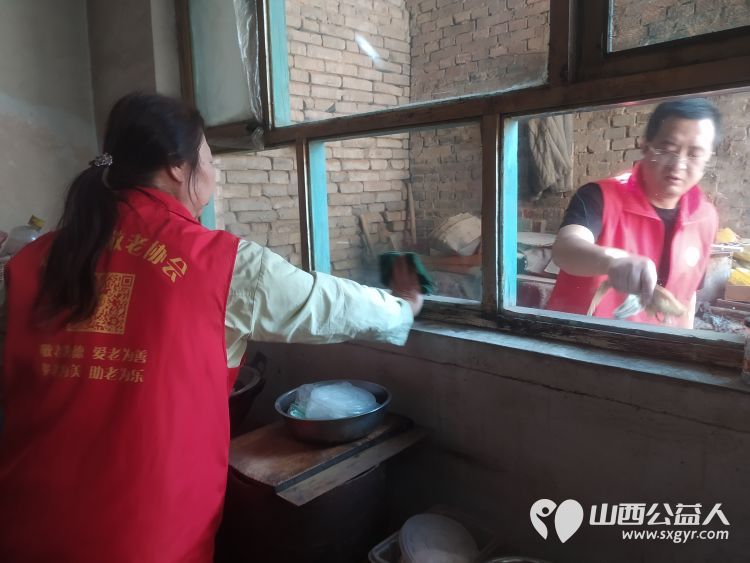 介休市敬老协会志愿者去张兰镇田堡村入户87岁特困老人米积盈家中为老人理发打扫室内外卫生 - 第6张 - 山西公益人 介休市敬老协会志愿者去张兰镇田堡村入户87岁特困老人米积盈家中为老人理发打扫室内外卫生 - 第6张