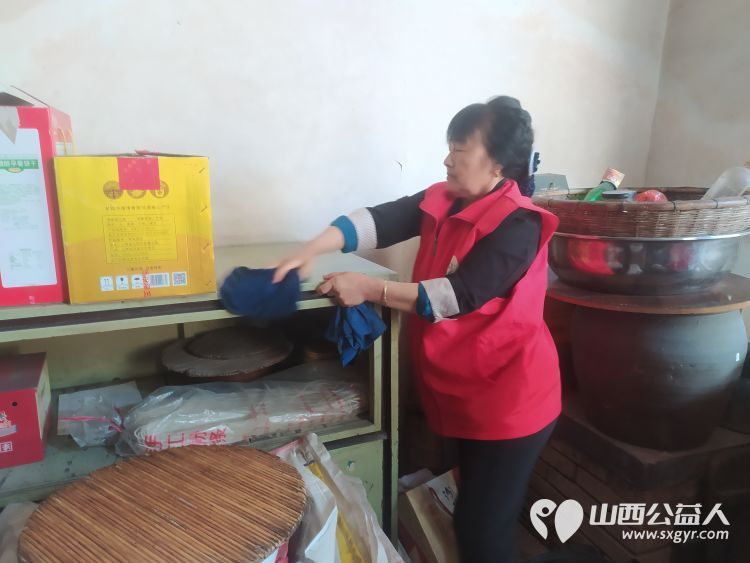 介休市敬老协会志愿者去张兰镇田堡村入户87岁特困老人米积盈家中为老人理发打扫室内外卫生 - 第10张 - 山西公益人 介休市敬老协会志愿者去张兰镇田堡村入户87岁特困老人米积盈家中为老人理发打扫室内外卫生 - 第10张