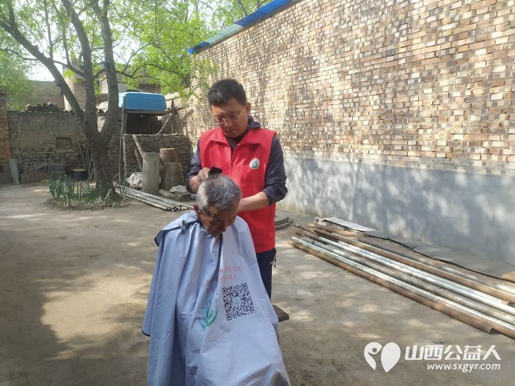 介休市敬老协会志愿者去张兰镇田堡村入户87岁特困老人米积盈家中为老人理发打扫室内外卫生 - 第3张 - 山西公益人 介休市敬老协会志愿者去张兰镇田堡村入户87岁特困老人米积盈家中为老人理发打扫室内外卫生 - 第3张