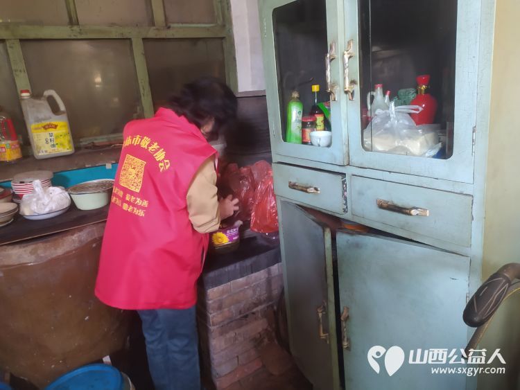 介休市敬老协会志愿者去张兰镇田堡村入户87岁特困老人米积盈家中为老人理发打扫室内外卫生 - 第9张 - 山西公益人 介休市敬老协会志愿者去张兰镇田堡村入户87岁特困老人米积盈家中为老人理发打扫室内外卫生 - 第9张