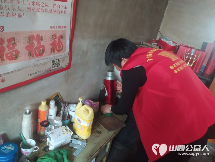 介休市敬老协会志愿者去张兰镇田堡村入户87岁特困老人米积盈家中为老人理发打扫室内外卫生 - 第8张 - 山西公益人 介休市敬老协会志愿者去张兰镇田堡村入户87岁特困老人米积盈家中为老人理发打扫室内外卫生 - 第8张