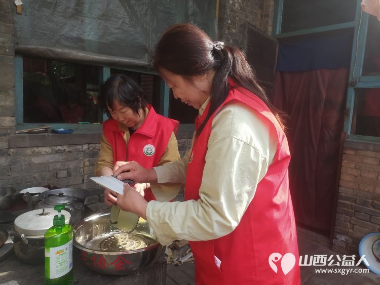 介休市敬老协会志愿者去张兰镇田堡村入户87岁特困老人米积盈家中为老人理发打扫室内外卫生 - 第7张 - 山西公益人 介休市敬老协会志愿者去张兰镇田堡村入户87岁特困老人米积盈家中为老人理发打扫室内外卫生 - 第7张