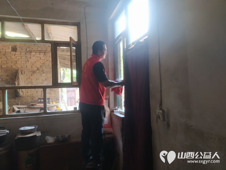 介休市敬老协会志愿者去张兰镇田堡村入户87岁特困老人米积盈家中为老人理发打扫室内外卫生 - 第5张 - 山西公益人 介休市敬老协会志愿者去张兰镇田堡村入户87岁特困老人米积盈家中为老人理发打扫室内外卫生 - 第5张