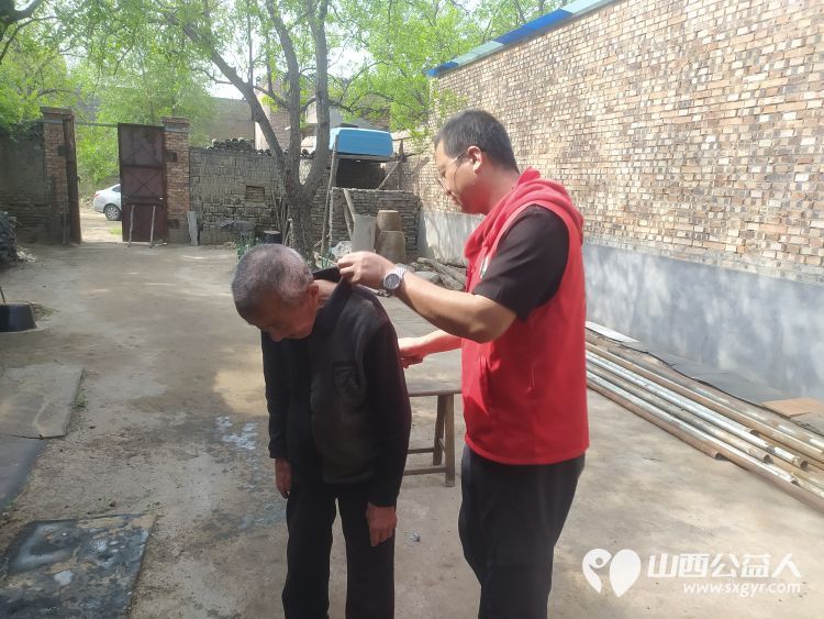 介休市敬老协会志愿者去张兰镇田堡村入户87岁特困老人米积盈家中为老人理发打扫室内外卫生 - 第4张 - 山西公益人 介休市敬老协会志愿者去张兰镇田堡村入户87岁特困老人米积盈家中为老人理发打扫室内外卫生 - 第4张