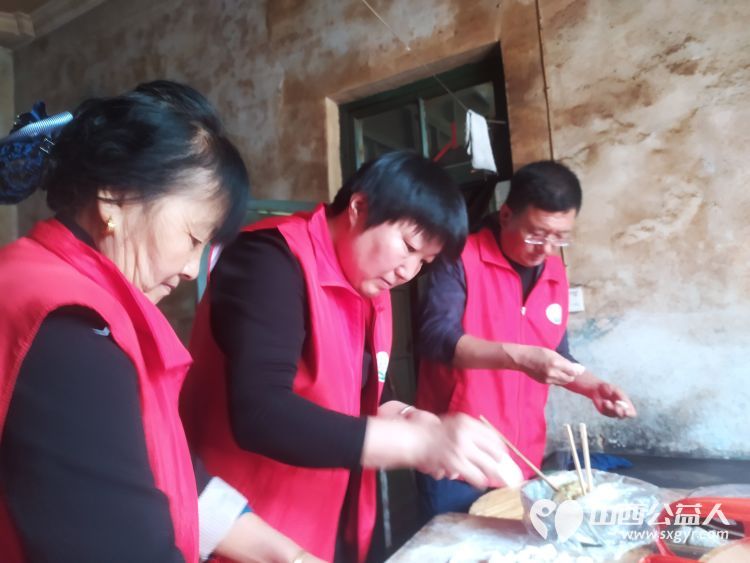 介休市敬老协会志愿者去张兰镇田堡村入户87岁特困老人米积盈家中为老人理发打扫室内外卫生 - 第14张 - 山西公益人 介休市敬老协会志愿者去张兰镇田堡村入户87岁特困老人米积盈家中为老人理发打扫室内外卫生 - 第14张