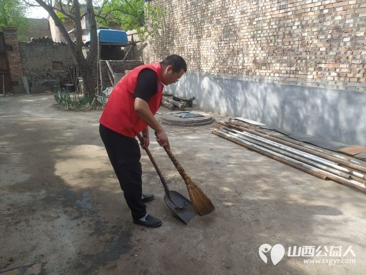介休市敬老协会志愿者去张兰镇田堡村入户87岁特困老人米积盈家中为老人理发打扫室内外卫生 - 第11张 - 山西公益人 介休市敬老协会志愿者去张兰镇田堡村入户87岁特困老人米积盈家中为老人理发打扫室内外卫生 - 第11张