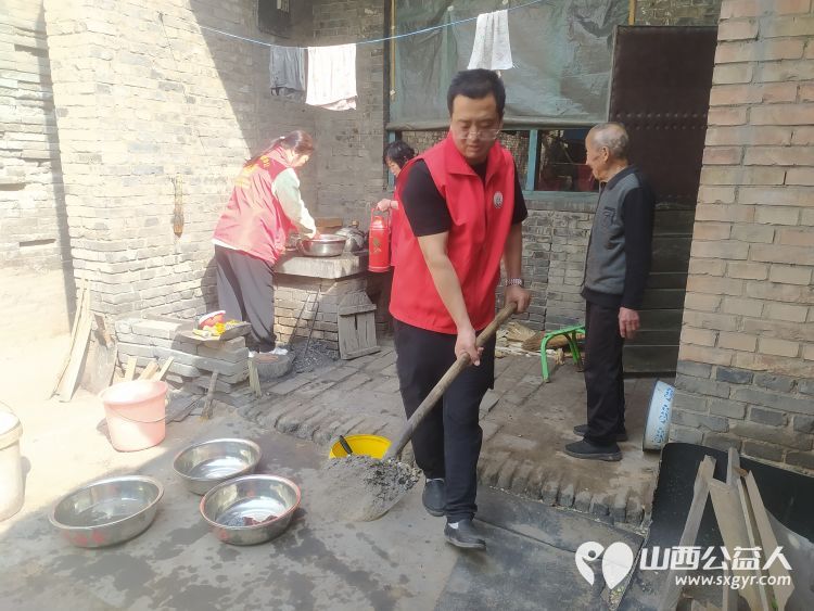 介休市敬老协会志愿者去张兰镇田堡村入户87岁特困老人米积盈家中为老人理发打扫室内外卫生 - 第13张 - 山西公益人 介休市敬老协会志愿者去张兰镇田堡村入户87岁特困老人米积盈家中为老人理发打扫室内外卫生 - 第13张