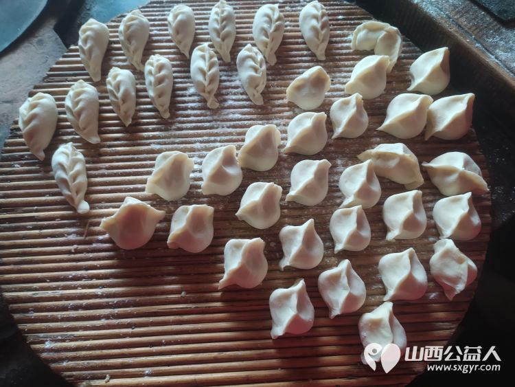 介休市敬老协会志愿者去张兰镇田堡村入户87岁特困老人米积盈家中为老人理发打扫室内外卫生 - 第15张 - 山西公益人 介休市敬老协会志愿者去张兰镇田堡村入户87岁特困老人米积盈家中为老人理发打扫室内外卫生 - 第15张