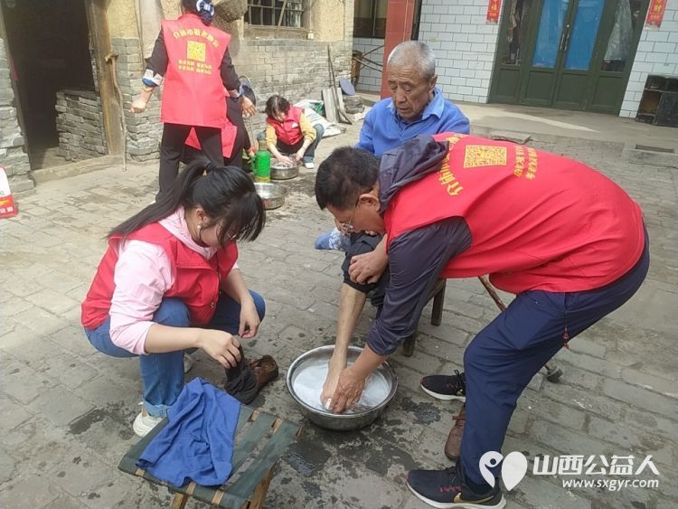 介休市敬老协会志愿者去张兰镇田堡村入户85岁特困老人王友庆家中为老人料理家务包香味可口的饺子 - 第4张 - 山西公益人 介休市敬老协会志愿者去张兰镇田堡村入户85岁特困老人王友庆家中为老人料理家务包香味可口的饺子 - 第4张