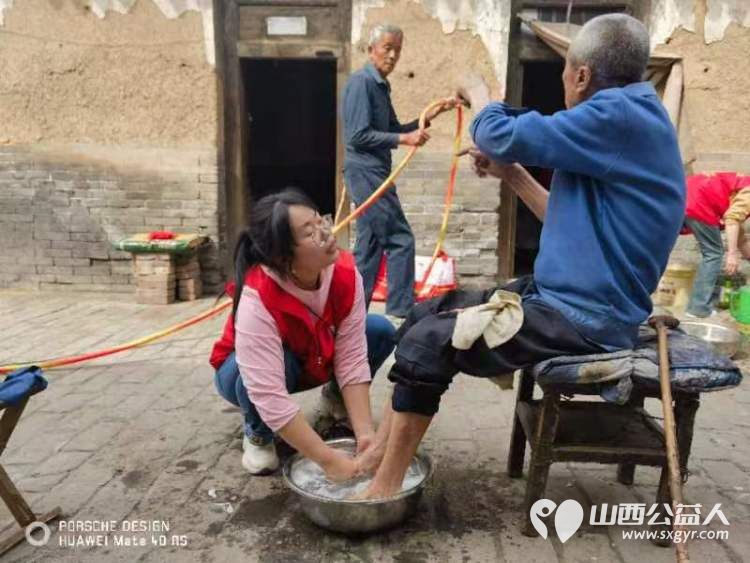介休市敬老协会志愿者去张兰镇田堡村入户85岁特困老人王友庆家中为老人料理家务包香味可口的饺子 - 第5张 - 山西公益人 介休市敬老协会志愿者去张兰镇田堡村入户85岁特困老人王友庆家中为老人料理家务包香味可口的饺子 - 第5张