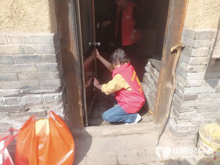 介休市敬老协会志愿者去张兰镇田堡村入户85岁特困老人王友庆家中为老人料理家务包香味可口的饺子 - 第11张 - 山西公益人 介休市敬老协会志愿者去张兰镇田堡村入户85岁特困老人王友庆家中为老人料理家务包香味可口的饺子 - 第11张