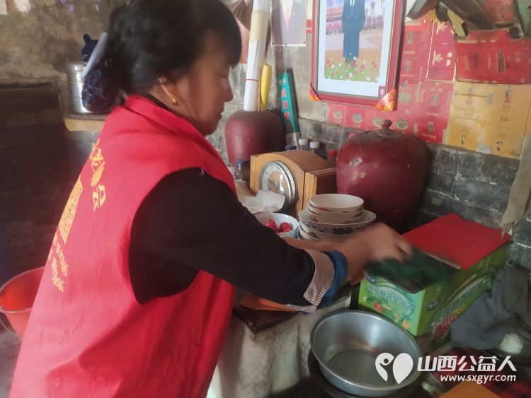 介休市敬老协会志愿者去张兰镇田堡村入户85岁特困老人王友庆家中为老人料理家务包香味可口的饺子 - 第12张 - 山西公益人 介休市敬老协会志愿者去张兰镇田堡村入户85岁特困老人王友庆家中为老人料理家务包香味可口的饺子 - 第12张